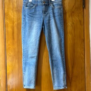 White House/Black Market womens size 2 Skinny crop jeans with zippers at ankle.
